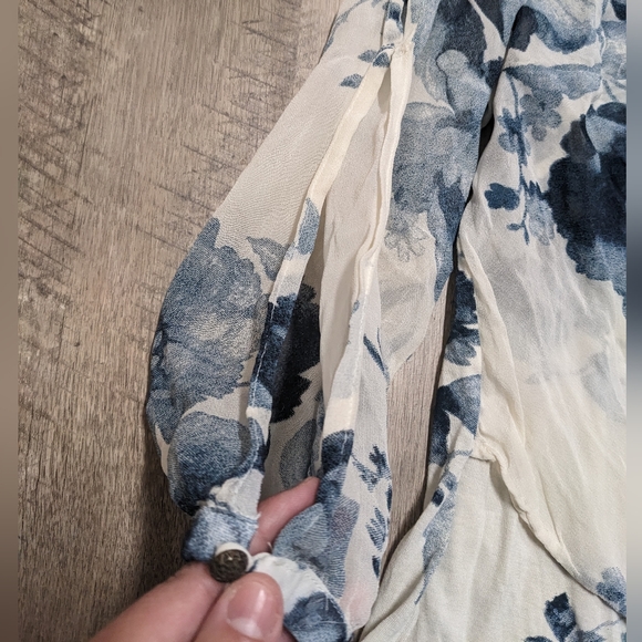 Lucky Brand Blue White Floral Top Open Arm Detail - Picture 4 of 9